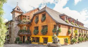 un edificio con macetas al costado. en Auberge La Meuniere, en Thannenkirch 15 fotos más