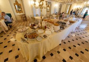 un lungo tavolo con cibo sopra in una stanza di Villa Tuscolana a Frascati