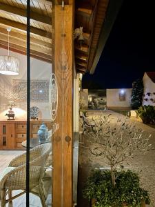 eine Terrasse mit einem Tisch und Stühlen sowie ein Haus in der Unterkunft Casa D'Oliveira in Aveiro