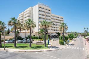 uma vista para o hotel a partir da rua em Welikehotel Marfil Playa em Sa Coma
