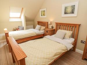 sypialnia z 2 łóżkami i oknem w obiekcie Calm Skies w mieście Berwick-upon-Tweed