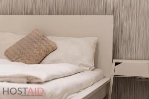 A bed or beds in a room at A5 Apartment - Budapest - hostAID