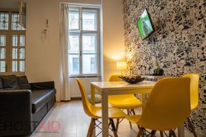 A television and/or entertainment centre at A5 Apartment - Budapest - hostAID Még 13 kép