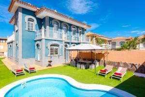 Bazén v ubytování VILLA MELYNA Private Heated Pool nebo v jeho okolí