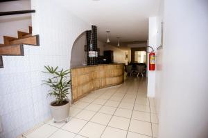 um corredor com um vaso de plantas num quarto em Hotel Barão Palace em Teresina