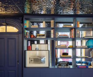 una habitación con una pared llena de libros en Almadina Smart Luxury, en Oporto