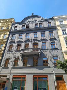 un alto edificio grigio con un balcone sopra di Rezidence Dlouha 17 a Praga
