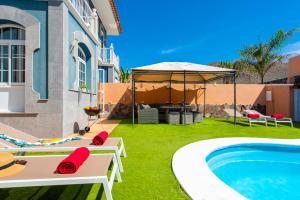 Bazén v ubytování VILLA MELYNA Private Heated Pool nebo v jeho okolí