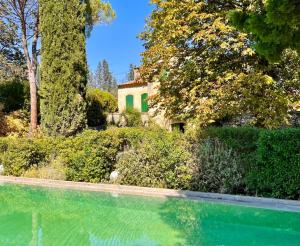 una casa e una piscina di fronte a un cortile di Mas de Monge a Tarascona