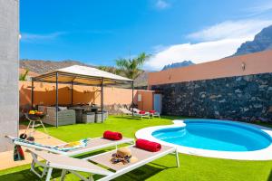 Bazén v ubytování VILLA MELYNA Private Heated Pool nebo v jeho okolí