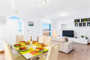 TV a/nebo společenská místnost v ubytování VILLA MELYNA Private Heated Pool
