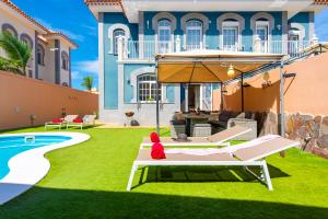 Bazén v ubytování VILLA MELYNA Private Heated Pool nebo v jeho okolí