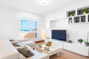 TV a/nebo společenská místnost v ubytování VILLA MELYNA Private Heated Pool