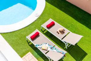 Bazén v ubytování VILLA MELYNA Private Heated Pool nebo v jeho okolí