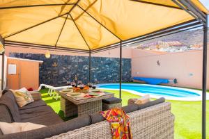 Bazén v ubytování VILLA MELYNA Private Heated Pool nebo v jeho okolí