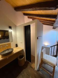 baño con lavabo, espejo y silla en Maison de ville dans le centre historique de Cahors - Cosy townhouse in the historical center of Cahors, en Cahors