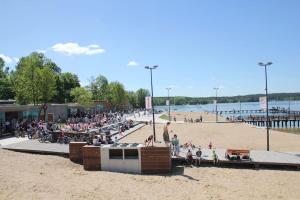 tłum ludzi na plaży w pobliżu molo w obiekcie Przestronny apartament Centrum między 2 jeziorami w Olsztynie