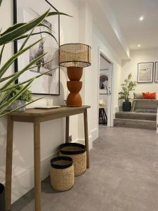 ロンドンにあるBrand new 3-bedroom home in Londonのリビングルーム(テーブル、植物付)