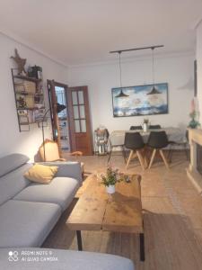 un soggiorno con divano e tavolo di VILLA SANTA CLARA a Chiclana de la Frontera
