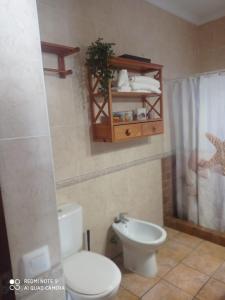 bagno con servizi igienici e lavandino di VILLA SANTA CLARA a Chiclana de la Frontera