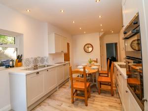 eine Küche mit einem Tisch und einem Esszimmer in der Unterkunft Meadow View in Ashbourne