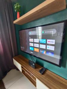 TV de pantalla plana en la parte superior de un centro de entretenimiento en Semenyih 3 Bedroom Apartment by Miraaz, en Beranang