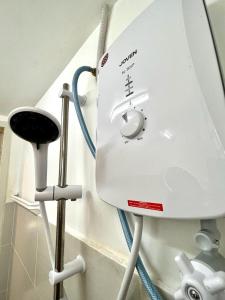 Una máquina de resonancia magnética en una habitación de hospital en Semenyih 3 Bedroom Apartment by Miraaz, en Beranang