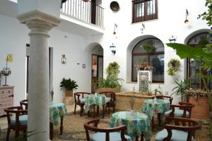 un patio con mesas y sillas en un edificio en Hotel Marisa en Córdoba