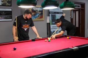 zwei Männer spielen Snooker in der Unterkunft Hotel Junior in Kopaonik + 116 Fotos