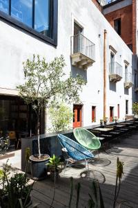 un patio con una silla azul y una mesa en Habitat en Catania