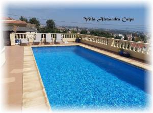 una gran piscina azul en la parte superior de un edificio en Villa Alexandra Calpe, en Calpe