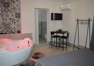 A television and/or entertainment centre at B&B Aquino in Terrazza