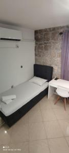 een bed en een tafel in een kamer bij Rooms Pama in Split