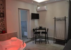 A television and/or entertainment centre at B&B Aquino in Terrazza
