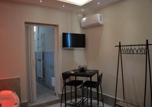 A television and/or entertainment centre at B&B Aquino in Terrazza