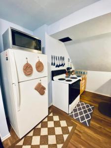 eine Küche mit einem weißen Kühlschrank und einem Herd in der Unterkunft Diamond Apartment -Downtown Location in Lawton