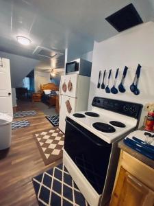 - une cuisine avec une cuisinière dans l'établissement Diamond Apartment -Downtown Location, à Lawton