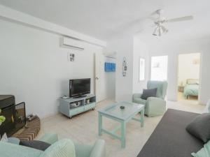 a living room with a couch and a tv at Cubo's Cortijo La Bolina in Villafranco de Guadalhorce