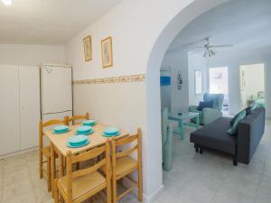 ein Esszimmer und ein Wohnzimmer mit einem Tisch und Stühlen in der Unterkunft Cubo's Cortijo La Bolina in Cártama