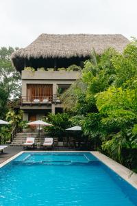 uma villa com piscina e um resort em Casa Origen em Los Naranjos