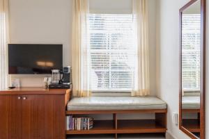 a room with a bench in front of a window at Kasa El Paseo Miami Beach in Miami Beach