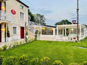 a backyard of a house with a lawn at Ca' del Conte - Maison de Charme in Padula