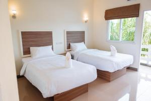 Postel nebo postele na pokoji v ubytování ONE Chumphon Hotel