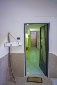 un pasillo con puerta a una habitación en ti Porto al Centro Unforgettable Moments, en Salerno