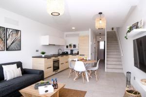 Una cocina y una sala de estar con un sofá y una mesa. en Gold SandSuperior Dúplex Vivienda Vacacional, en Playa Blanca 17 fotos más