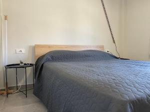 una camera con letto e tavolino di Nikko Mini Suite ad Ágios Nikólaos