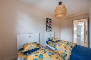 um quarto com uma cama e um vime em La Terrasse de Montcenis em Montcenis