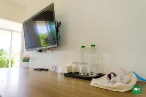 TV a/nebo společenská místnost v ubytování ONE Chumphon Hotel