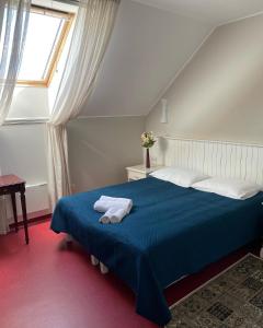 的住宿－A. Smetonos Dvaro Smetonienės svetainė，一间卧室设有蓝色的床和窗户。