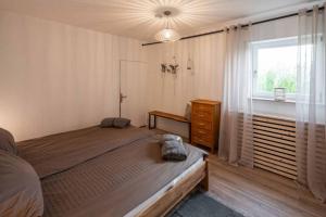 Un dormitorio con una cama grande y una ventana en Ferienwohnung Rhön (Er) Leben, en Sondheim